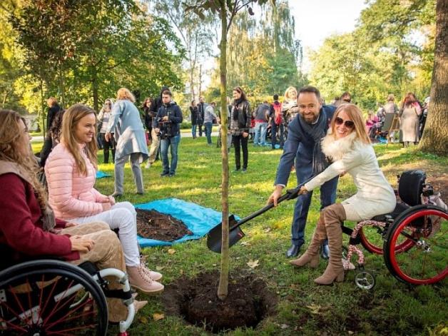 Niezwykłe kobiety zasadziły piękne jabłonie