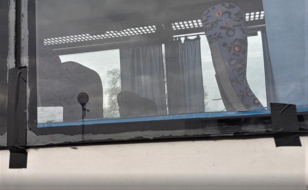 [VIDEO] Szyby autobusu szkolnego przyklejone taśmą